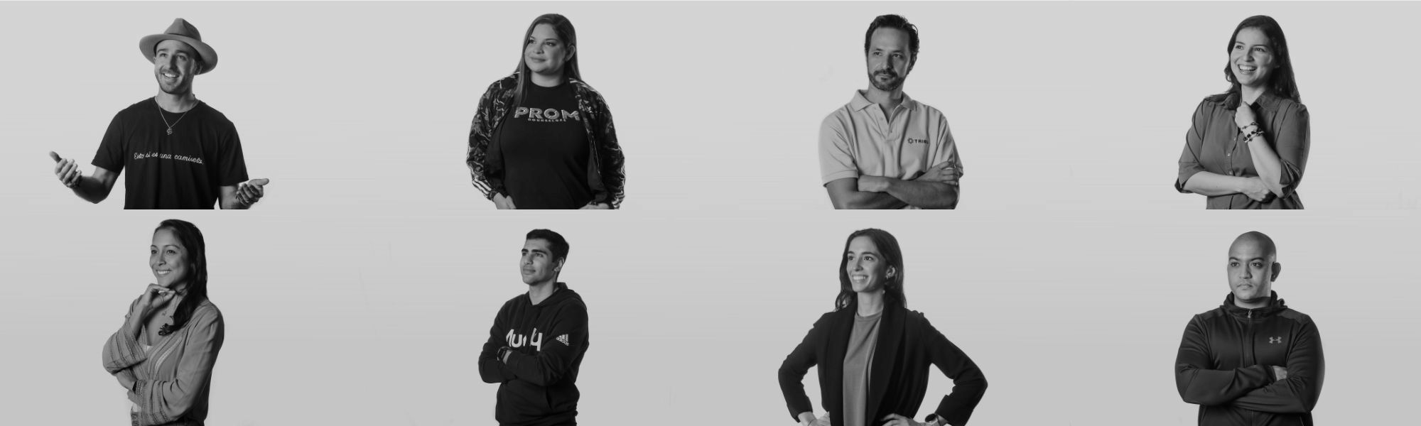 Varias personas forma o posan de forma seria